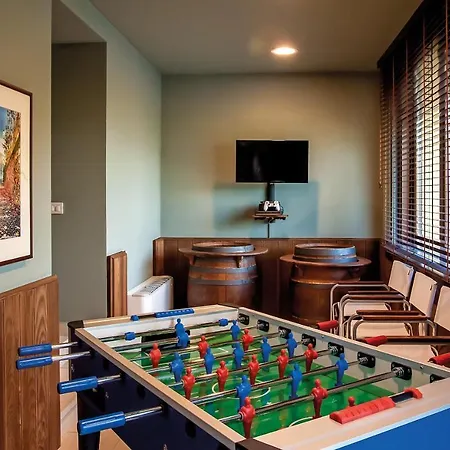 Sleeps 8 Pool Air Con Wifi 빌라